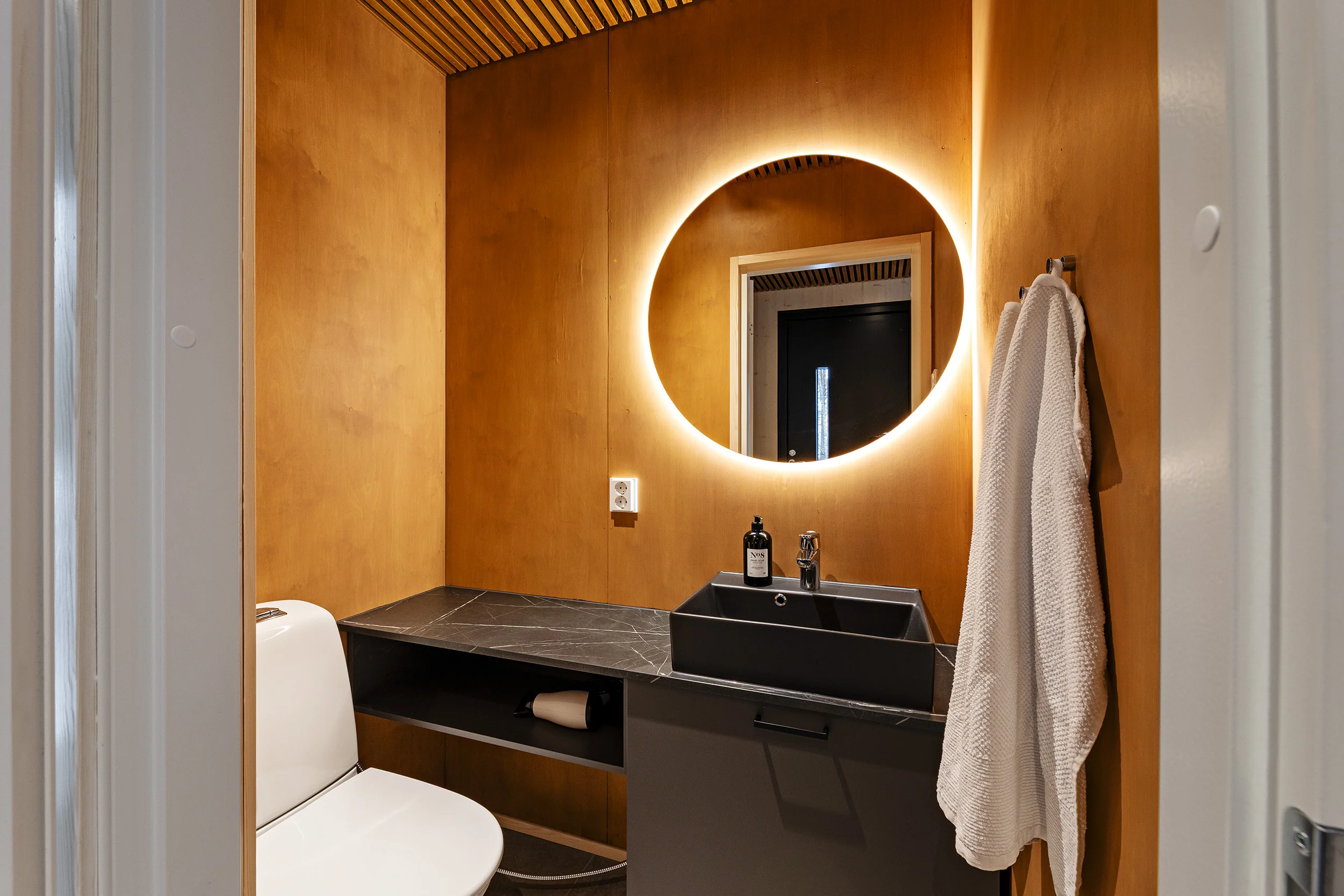 Villa Lehtoniemi moderni huvila vessa