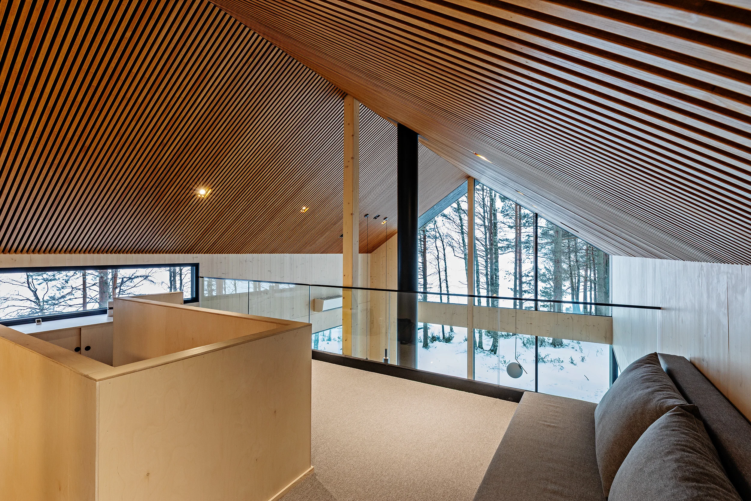 Villa Lehtoniemi parvi, josta avautuu valtavat ikkunat