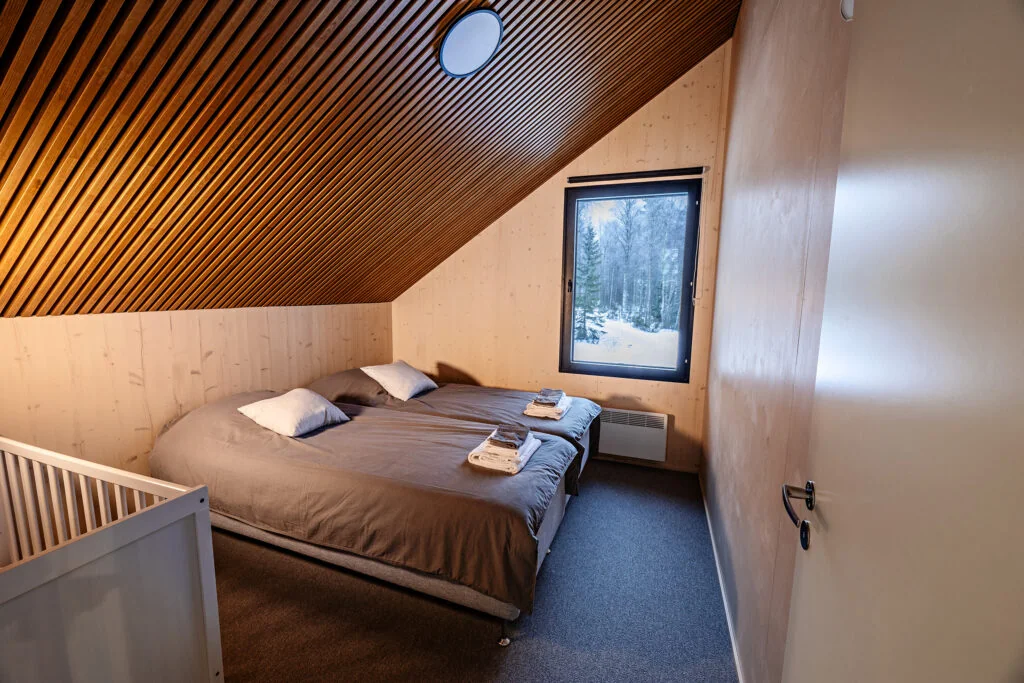 Huvilan makuuhuone Oulujärven rannalla Villa Lehtoniemi