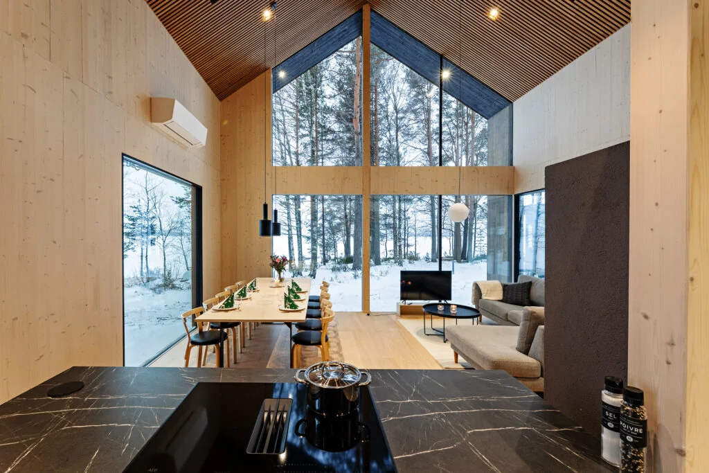 Villa Lehtoniemi huvilan olohuone, jossa modernit tilat ja valtavat ikkunat