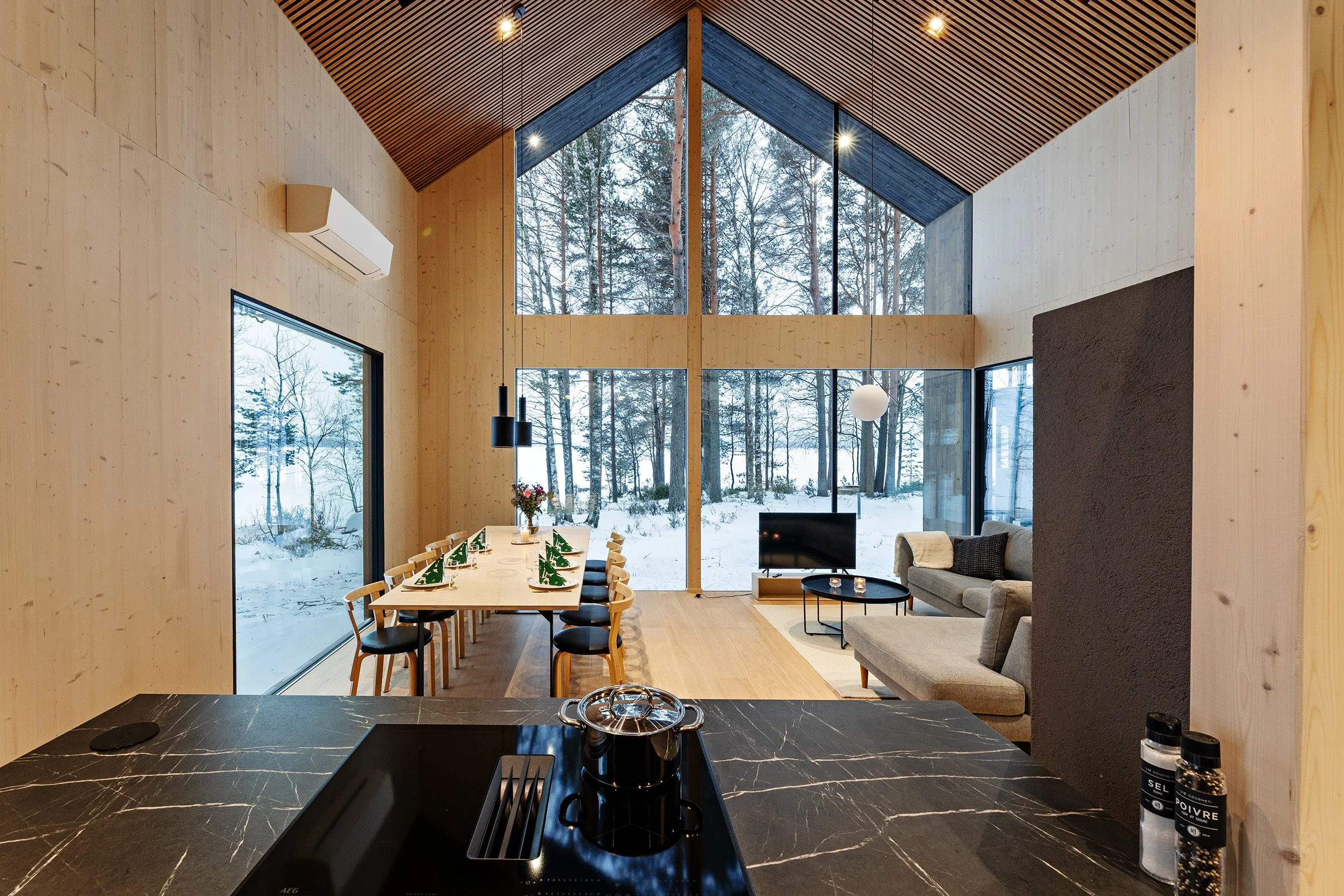 Villa Lehtoniemi huvilan olohuone, jossa modernit tilat ja valtavat ikkunat