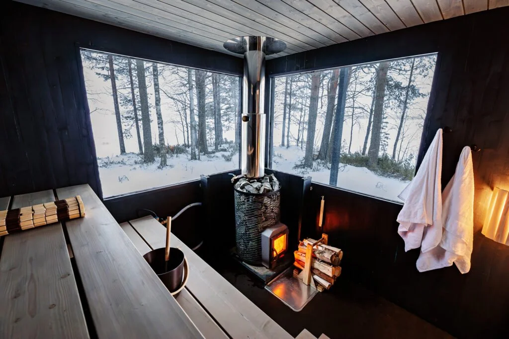 Villa Lehtoniemi rantasauna mustilla lauteilla Oulujärven rannalla