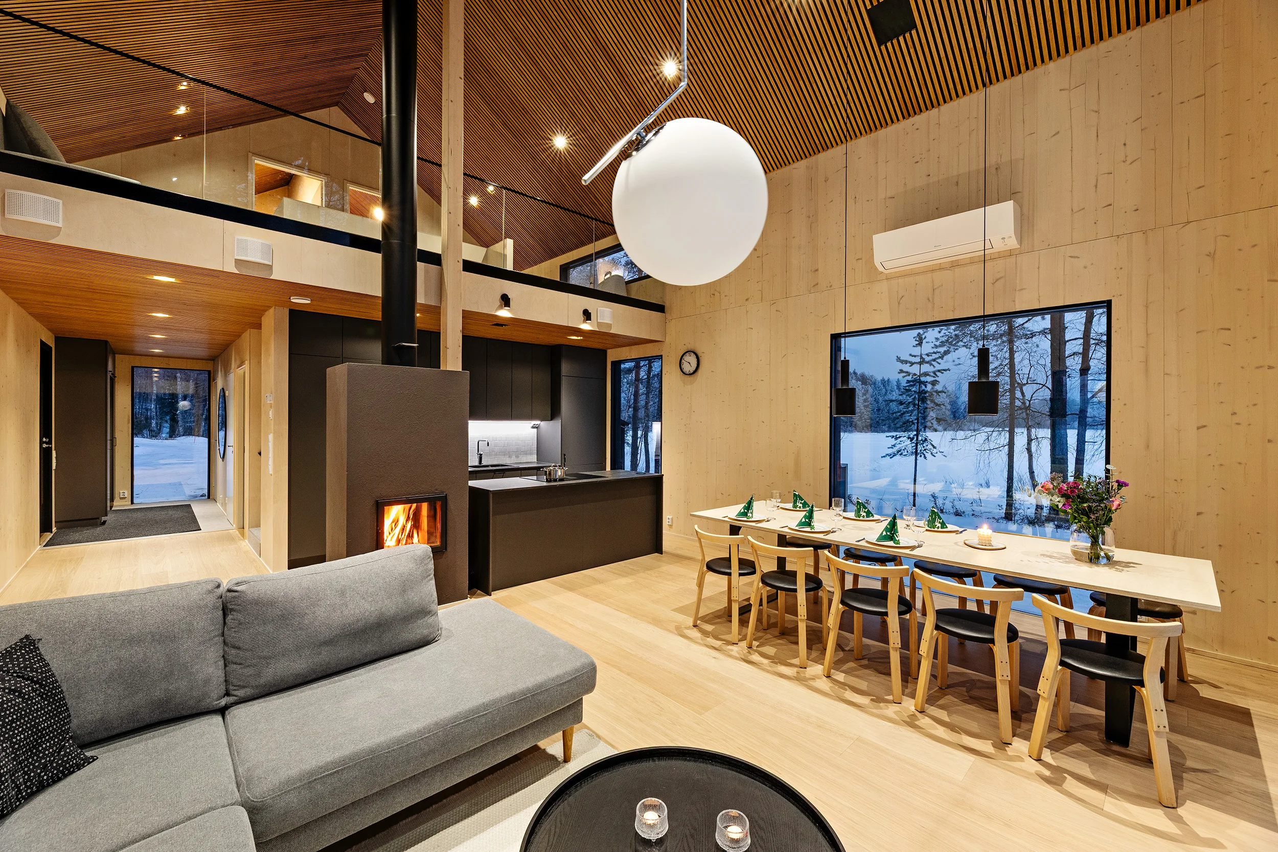 Villa Lehtoniemi upea moderni olohuone