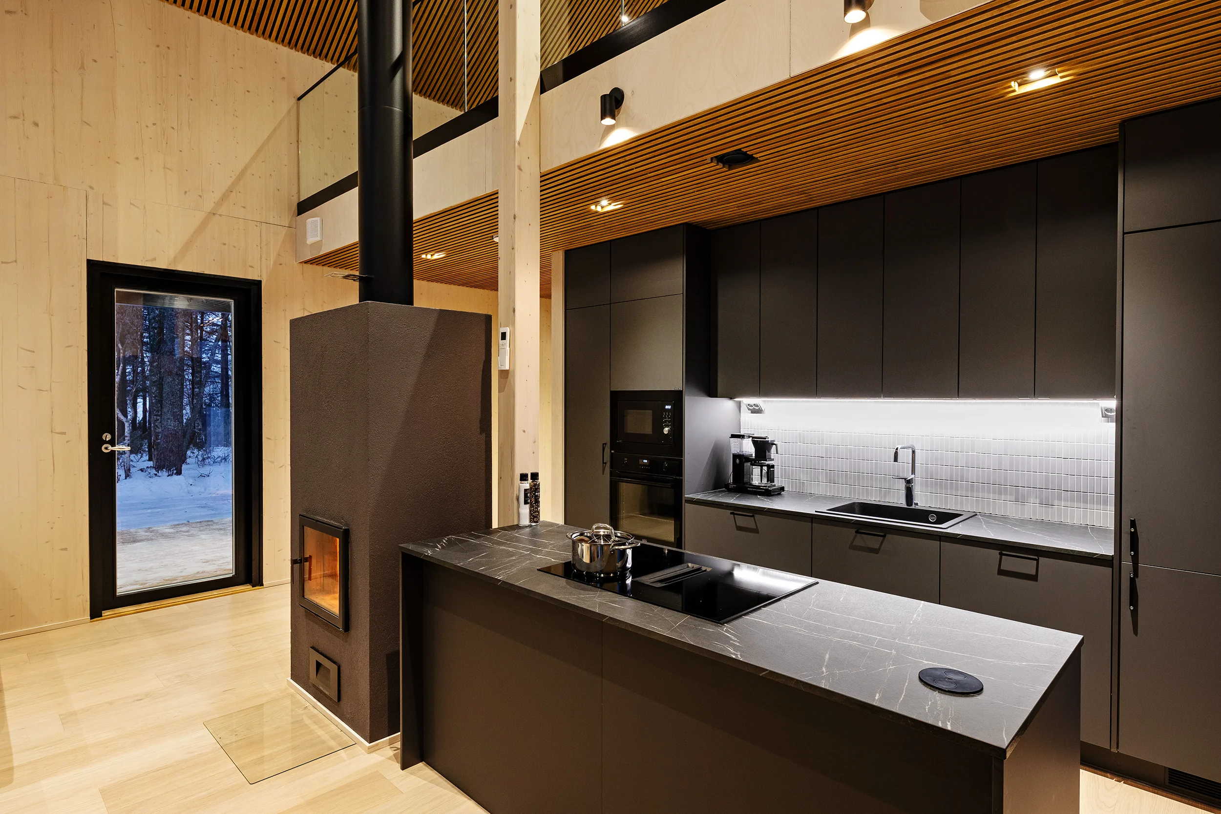 Villa Lehtoniemi huvilan tumma keittiö