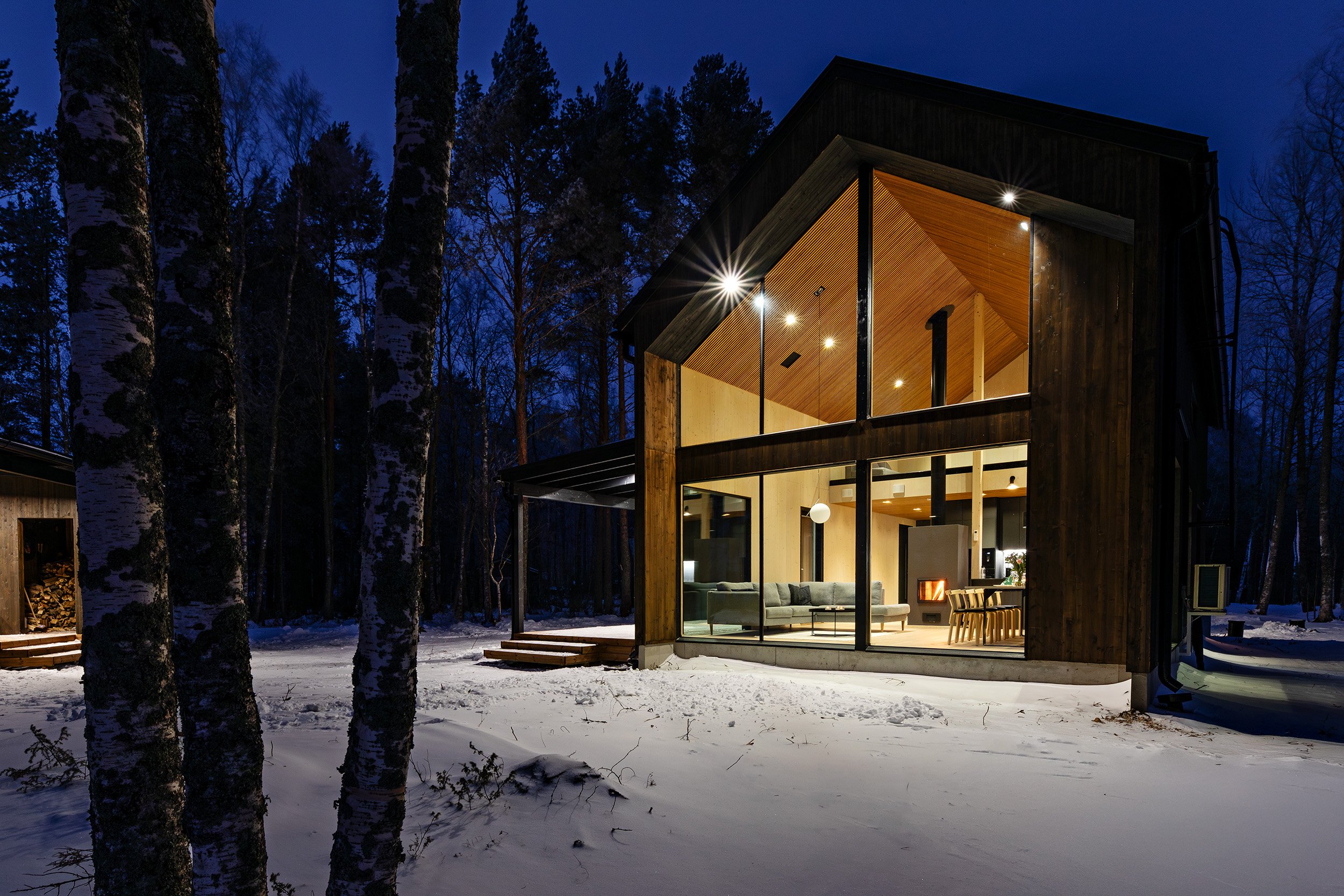 Villa Lehtoniemi talvisäällä ulkoa kuvattuna