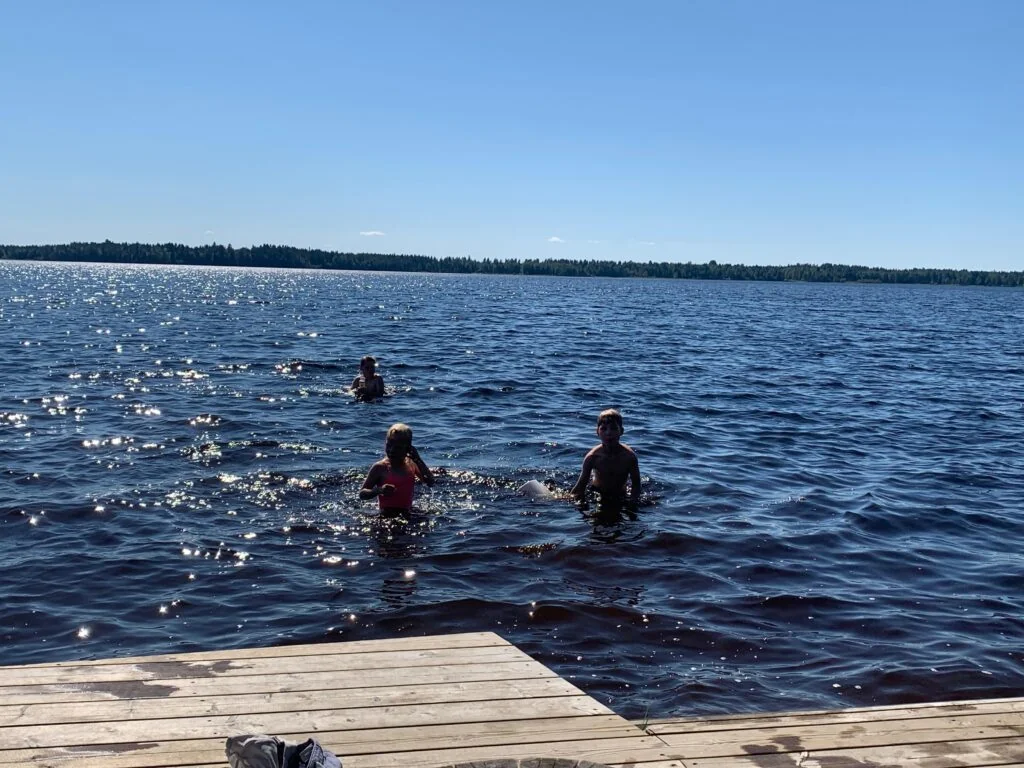 Villa Lehtoniemi rantaterassilta pääsee helposti uimaan