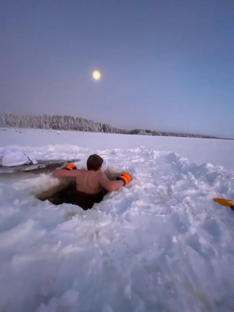 Oulujärven ranta avantouinti avannossa